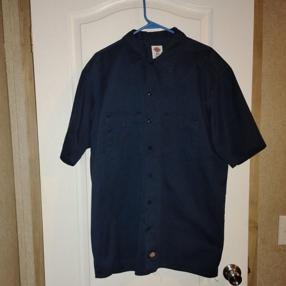Navy Blue men's Sz XL Dickies button up shirt. (Need to be dry cleaned).